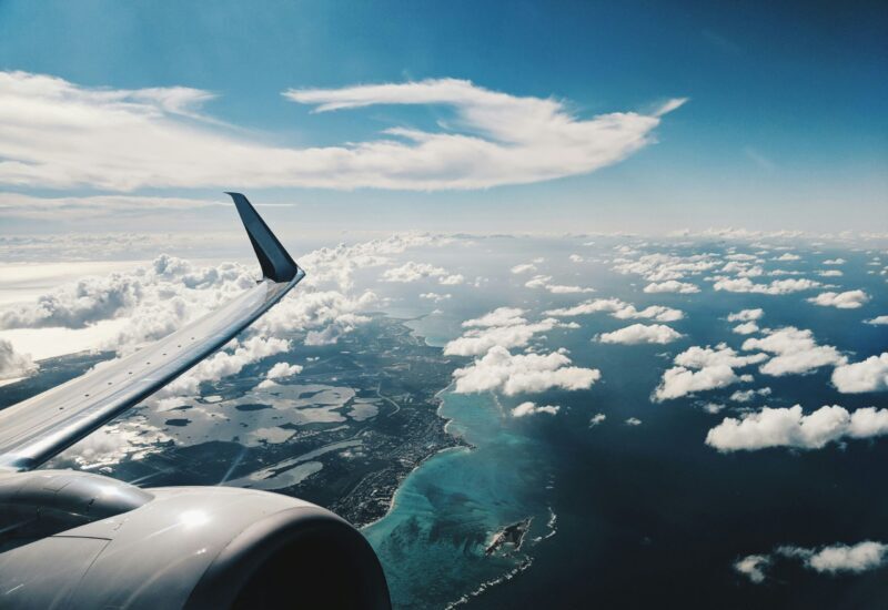 avion au dessus de la mer